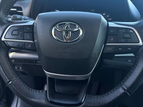 Used 2025 Toyota Sienna XLE FWD image 30