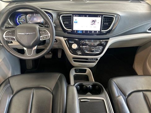 Used 2023 Chrysler Pacifica Touring-L FWD image 13