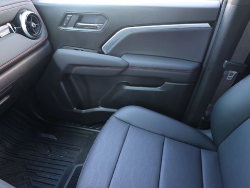 Used 2025 Chevrolet Colorado Z71 w/ Technology Package AWD/4WD image 11