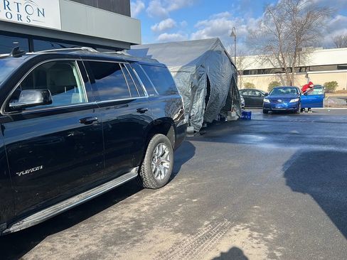 Used 2017 GMC Yukon SLE w/ SLE Value Package image 3