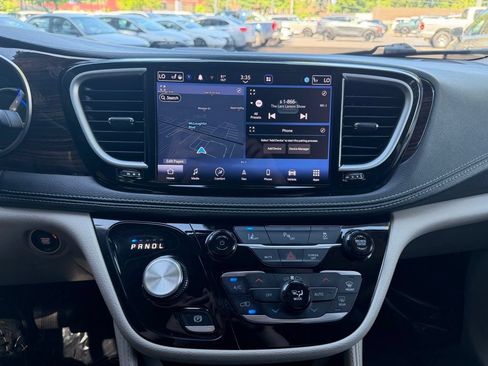 Used 2023 Chrysler Pacifica Limited FWD image 17