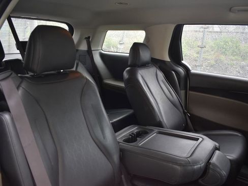 Used 2025 Kia Carnival FWD image 25