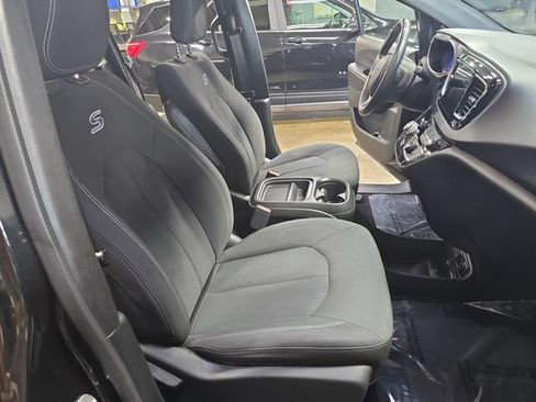 Used 2018 Chrysler Pacifica Touring Plus w/ S Appearance Package FWD image 12