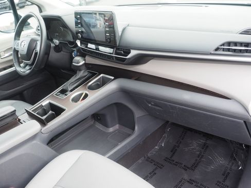 Used 2023 Toyota Sienna XLE image 20