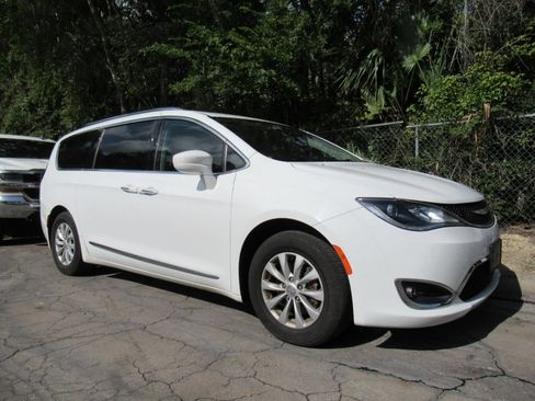 Used 2019 Chrysler Pacifica Touring-L FWD image 1