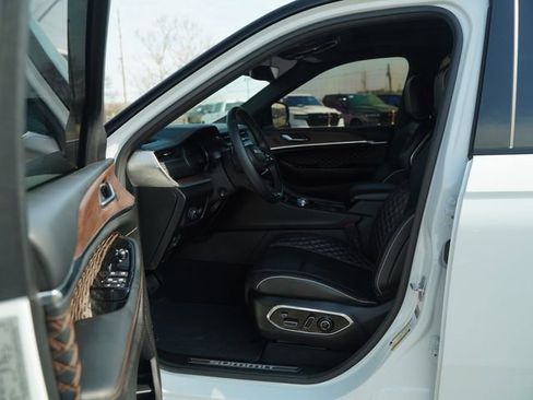 Used 2023 Jeep Grand Cherokee L Summit w/ Luxury Tech Group V image 14