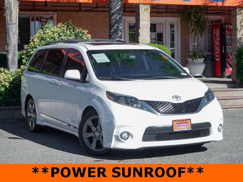 Used 2016 Toyota Sienna SE image 2