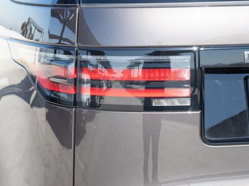 Certified 2025 Land Rover Discovery Dynamic SE AWD/4WD image 5