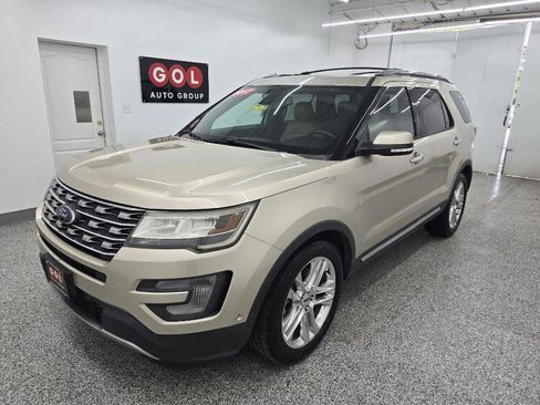 Used 2017 Ford Explorer Limited w/ Equipment Group 301A FWD image 4