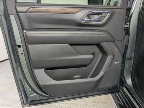 Used 2023 Chevrolet Suburban Premier image 16