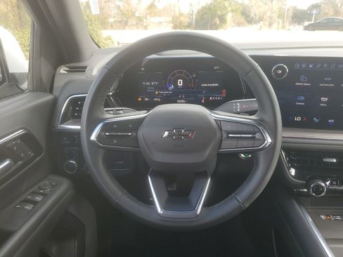 Used 2025 Chevrolet Suburban Z71 image 13