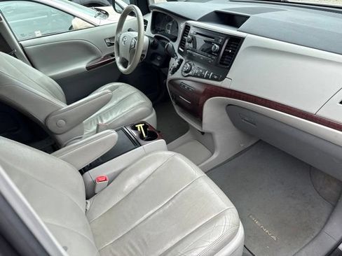 Used 2013 Toyota Sienna XLE FWD image 25