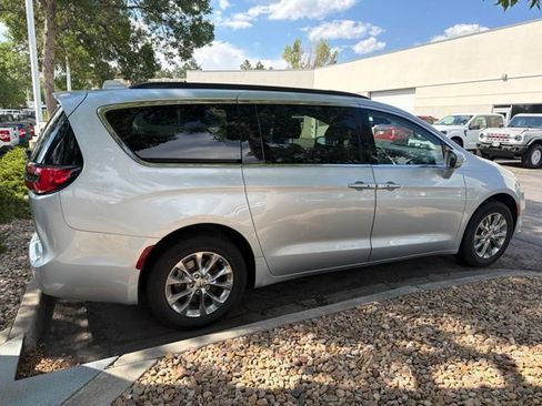 Used 2022 Chrysler Pacifica Touring-L AWD/4WD image 9