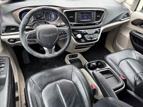 Used 2017 Chrysler Pacifica Touring-L FWD image 4