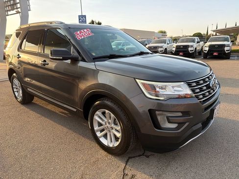 Used 2017 Ford Explorer XLT w/ Equipment Group 202A FWD image 3