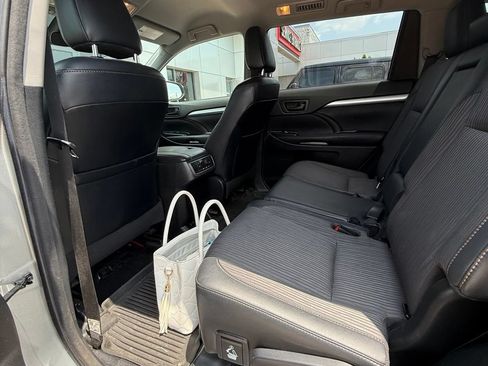 Used 2018 Toyota Highlander Plus FWD image 8