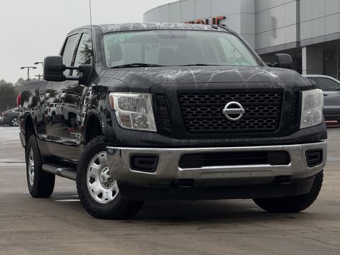 Used 2019 Nissan Titan SV image 3