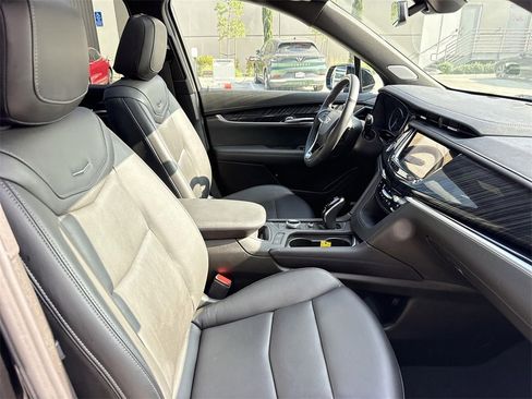 Used 2025 Cadillac XT6 Premium Luxury image 28