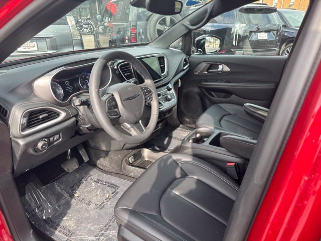 Used 2026 Chrysler Pacifica Select FWD image 4