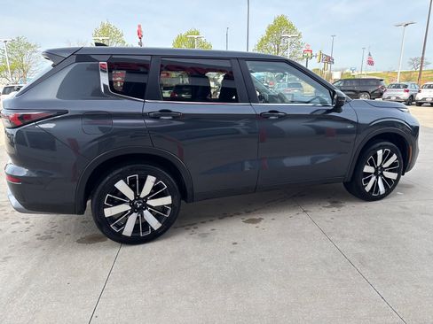 Used 2025 Mitsubishi Outlander SE image 5