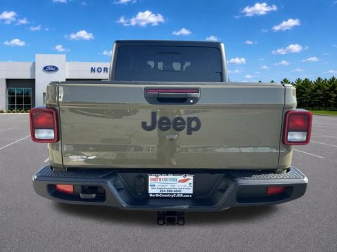 Used 2025 Jeep Gladiator Sport AWD/4WD image 9