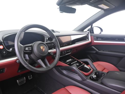 Certified 2026 Porsche Cayenne S AWD/4WD image 4