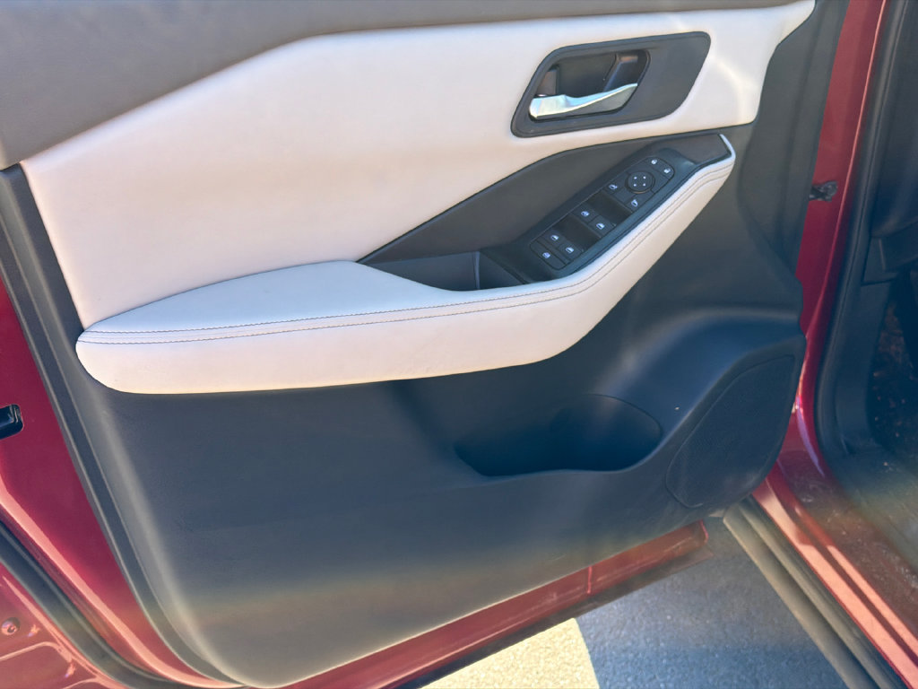 Used 2025 Nissan Rogue SV FWD image 10
