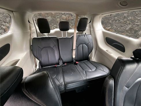 Used 2020 Chrysler Pacifica Touring-L image 25
