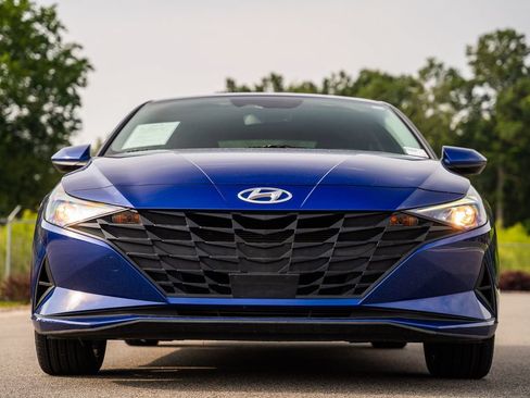 Used 2023 Hyundai Elantra SEL w/ Convenience Package FWD image 2