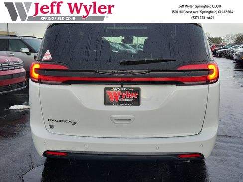 New 2026 Chrysler Pacifica Select w/ S Appearance Package FWD image 4