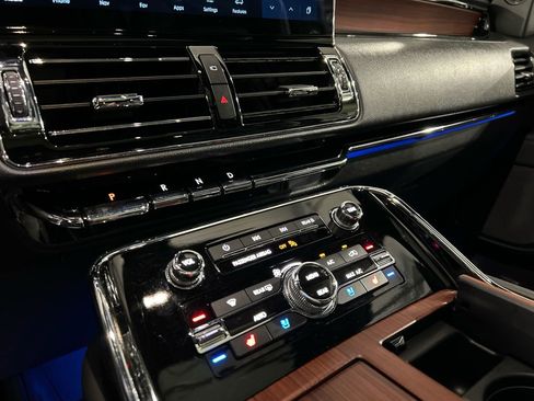 Used 2022 Lincoln Navigator L Reserve w/ Monochromatic Package AWD/4WD image 17