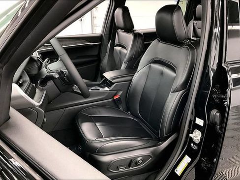 Used 2025 Jeep Grand Cherokee L Limited w/ Black Appearance Package AWD/4WD image 23