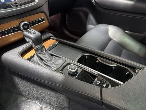 Used 2022 Volvo XC90 T6 Momentum w/ Advanced Package image 16