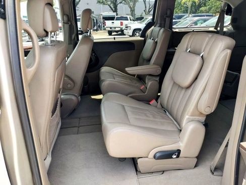Used 2014 Chrysler Town & Country Touring-L w/ Driver Convenience Group FWD image 19
