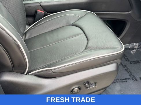 Used 2026 Chrysler Pacifica Limited image 11