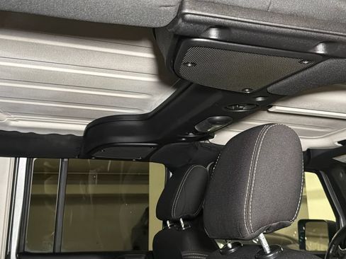 Used 2018 Jeep Wrangler Unlimited Sahara w/ Connectivity Group AWD/4WD image 13