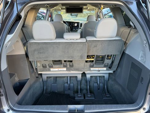 Used 2017 Toyota Sienna XLE Premium w/ Protection Package image 31