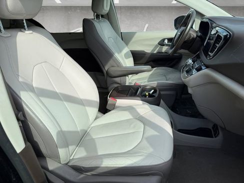 Used 2017 Chrysler Pacifica Touring-L image 16