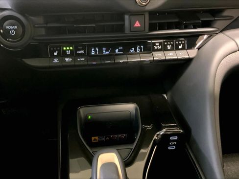 Used 2025 Toyota Crown Limited w/ Advanced Technology Package image 34