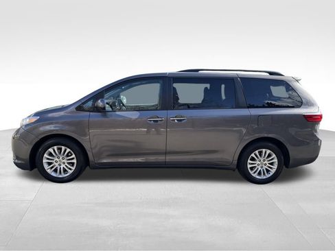 Used 2017 Toyota Sienna XLE w/ XLE Navigation Package FWD image 2