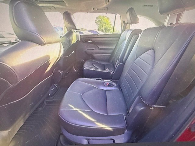 Used 2021 Toyota Highlander XLE FWD image 8
