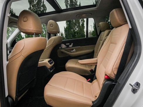 Used 2025 Mercedes-Benz GLS 450 4MATIC image 8