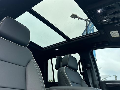 New 2025 Chevrolet Suburban Premier image 19