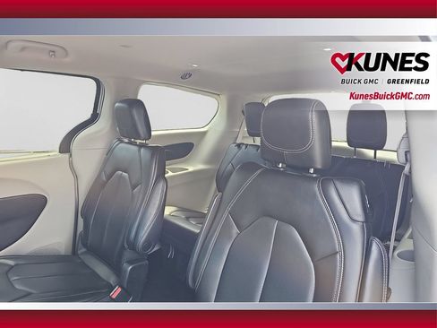 Used 2023 Chrysler Pacifica Touring-L FWD image 18