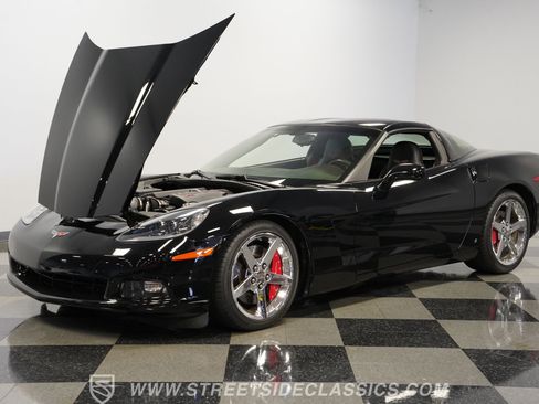 Used 2007 Chevrolet Corvette Coupe w/ Performance Package RWD image 32