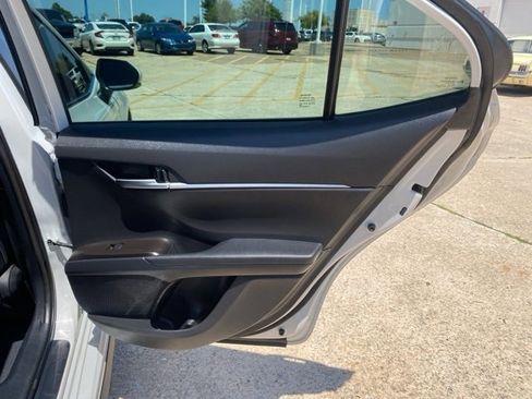 Used 2023 Toyota Camry SE image 12