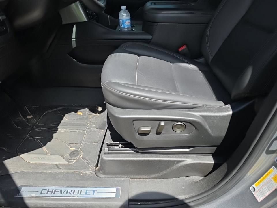 Used 2023 Chevrolet Suburban Z71 w/ Luxury Package AWD/4WD image 14