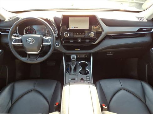 Used 2023 Toyota Highlander XLE image 11