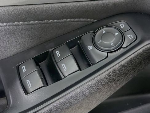 Used 2023 Chevrolet Traverse LT image 21