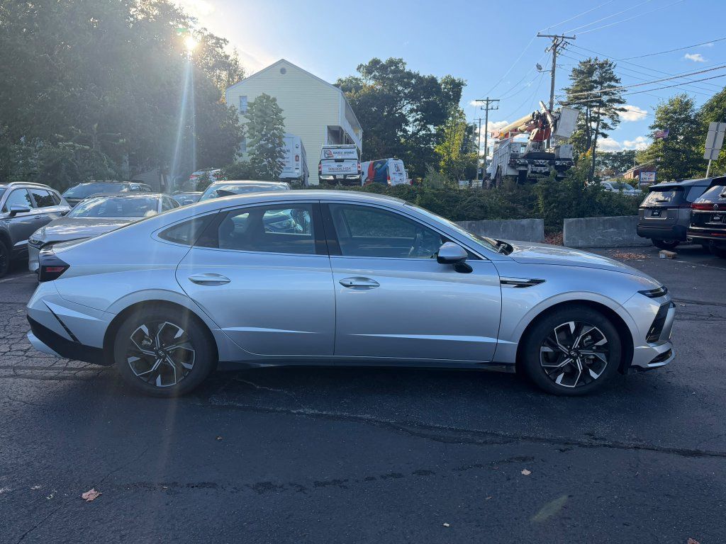 Used 2025 Hyundai Sonata SEL FWD image 4
